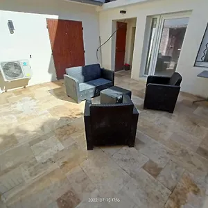  Appartement T2 Renove En Rdc Avec Cour, Intra Muros